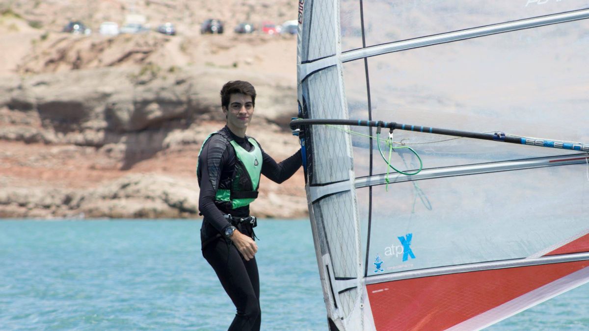 Inicios. Aquí en su adolescencia. Se inicio en esta variedad del yachting olímpico junto a su padre, tíos y primos. Inicios. Aquí en su adolescencia. Se inicio en esta variedad del yachting olímpico junto a su padre, tíos y primos.