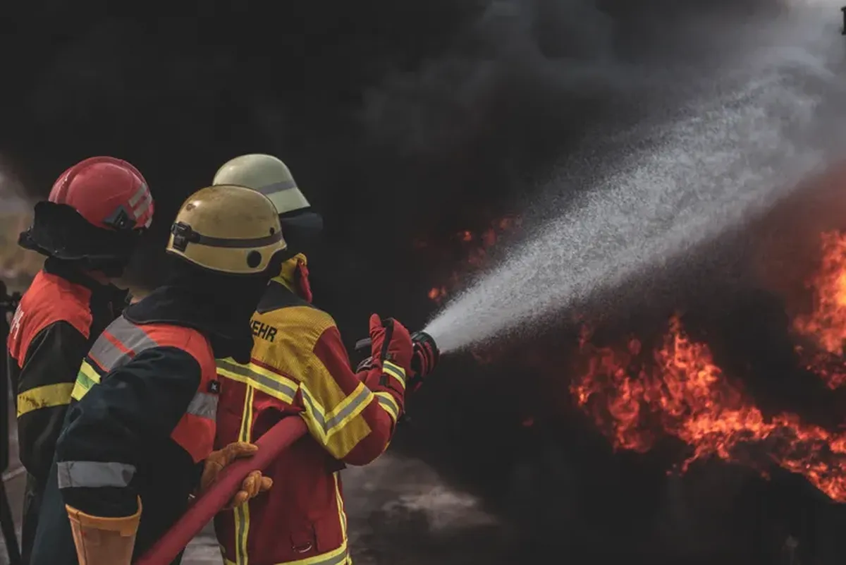 Chile movilizó a Bomberos y fuerzas de seguridad en Santiago tras la explosión del camión con gas, con riesgo de una segunda detonación.