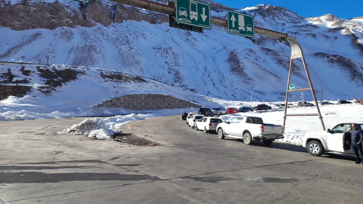 La aduana argentina, instalada en el complejo Roque Carranza, de Los Horcones, en el Paso Criisto Redentor, fue evacuada por problemas en el suministro eléctrico, provocados por el temporal de viento y nieve.
