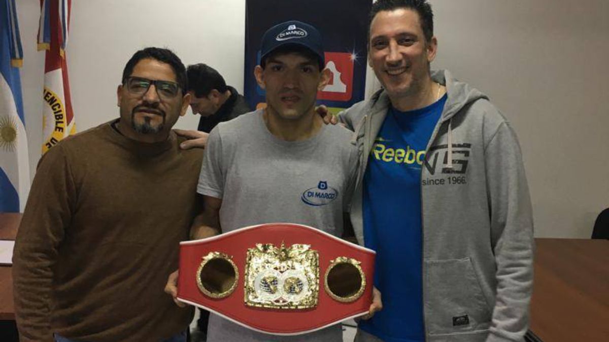 Juancito junto a su actual entrenador, Pablo Chacón, y Sebastián Rivero, hijo del Negro, de la empresa OR Promotions, que manejan los destinos del púgil mendocino.