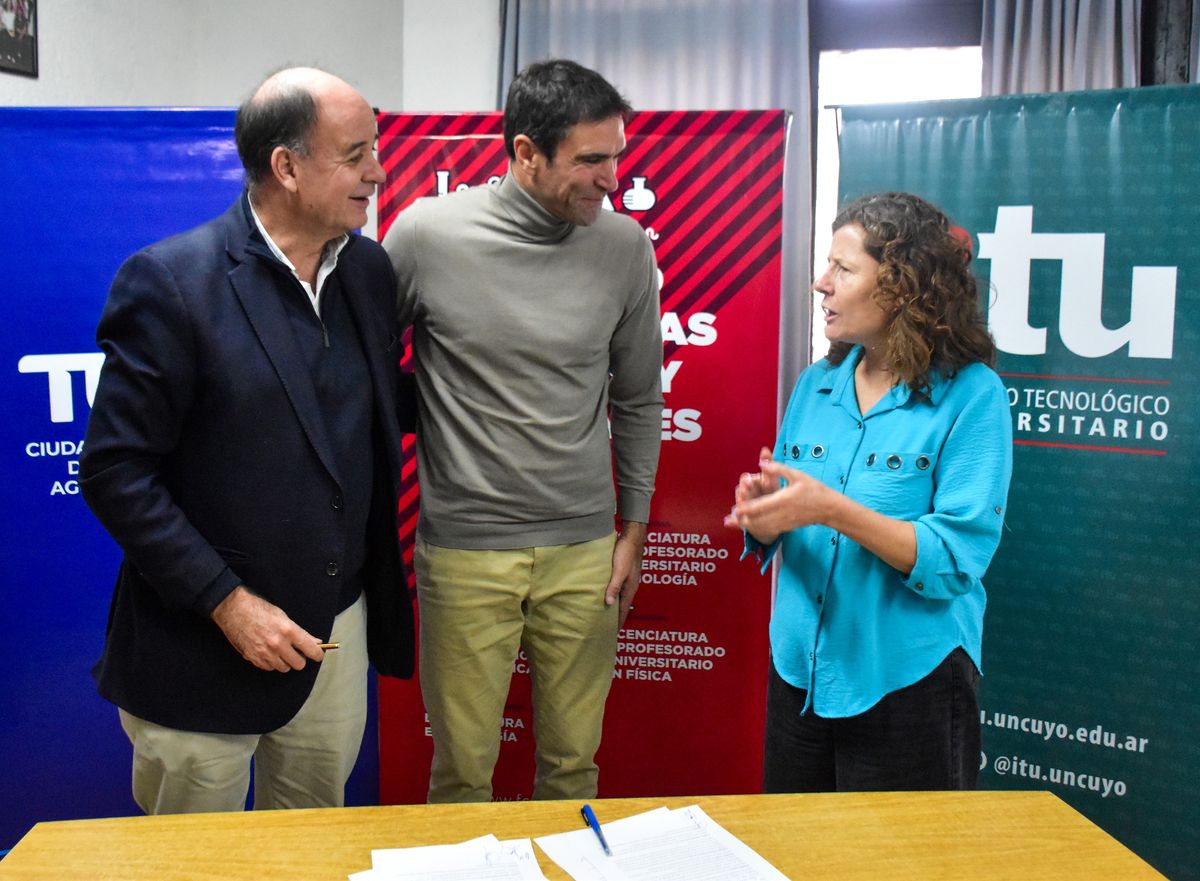 Emir Andraos con autoridades de la UNCuyo. Emir Andraos con autoridades de la UNCuyo.