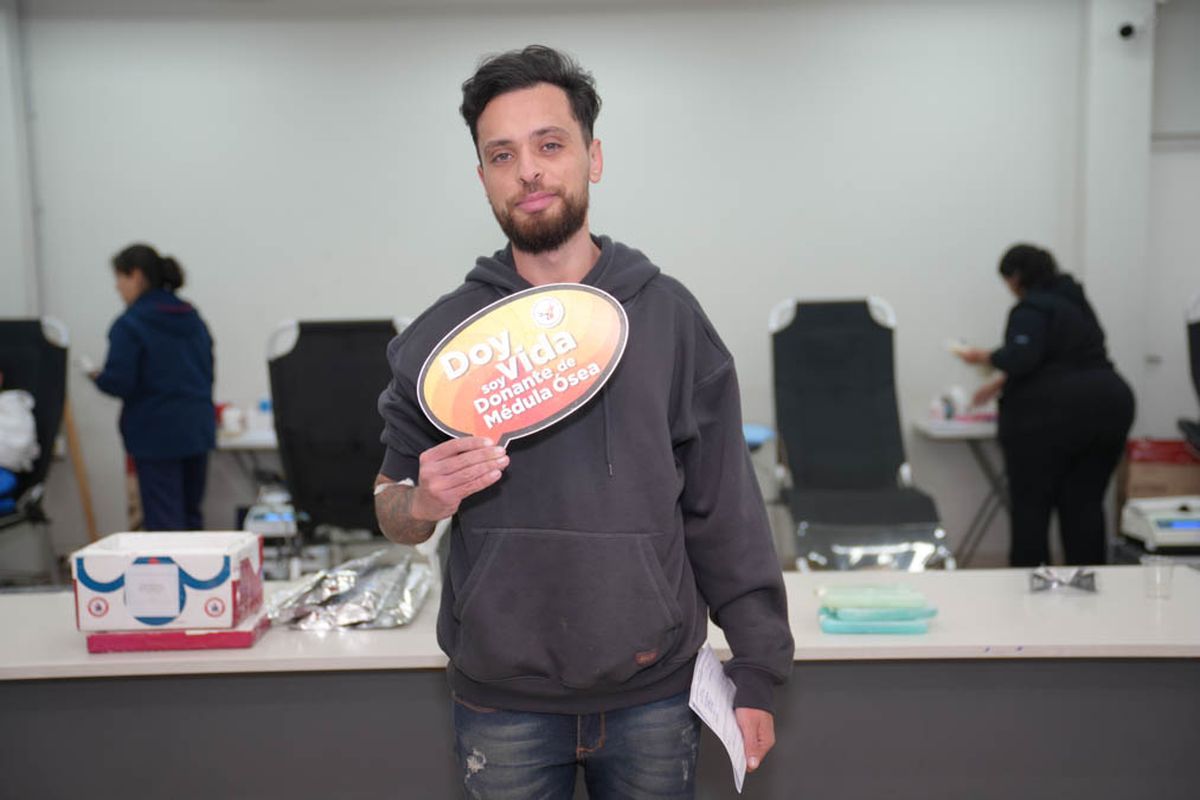 Axel Dalcolmo, es un joven que por segunda vez consecutiva participa de la convocataria a donar sangre de los Bomberos Voluntarios de Luján, pero en esta oportunidad también quedó registrado como donante de médula ósea. Axel Dalcolmo, es un joven que por segunda vez consecutiva participa de la convocataria a donar sangre de los Bomberos Voluntarios de Luján, pero en esta oportunidad también quedó registrado como donante de médula ósea.