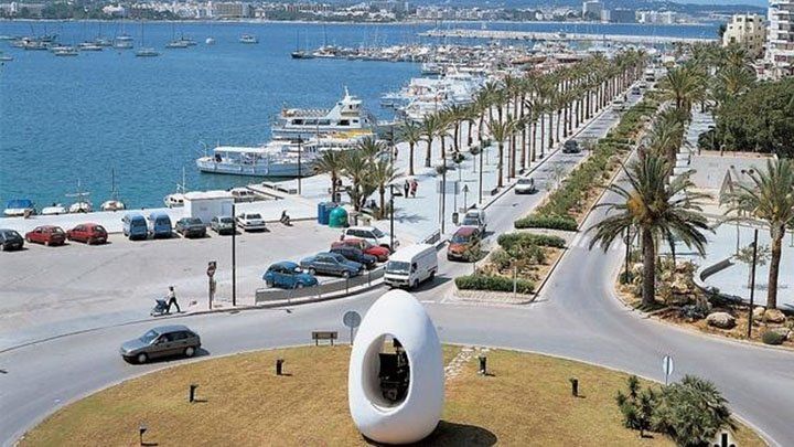 Un municipio de Ibiza quiere prohibir el consumo de cualquier bebida en la vía pública