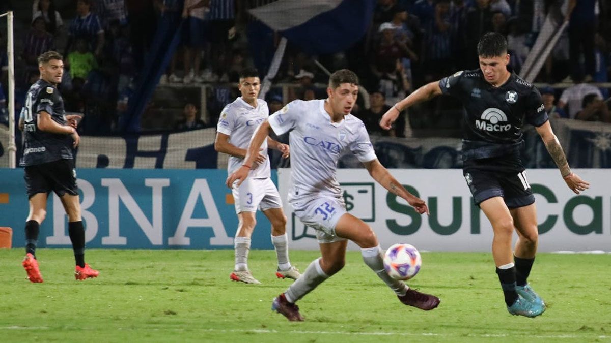 Gonzalo Abrego es un mediocampista completo, tiene mucha marca, dinámica y llega al gol.