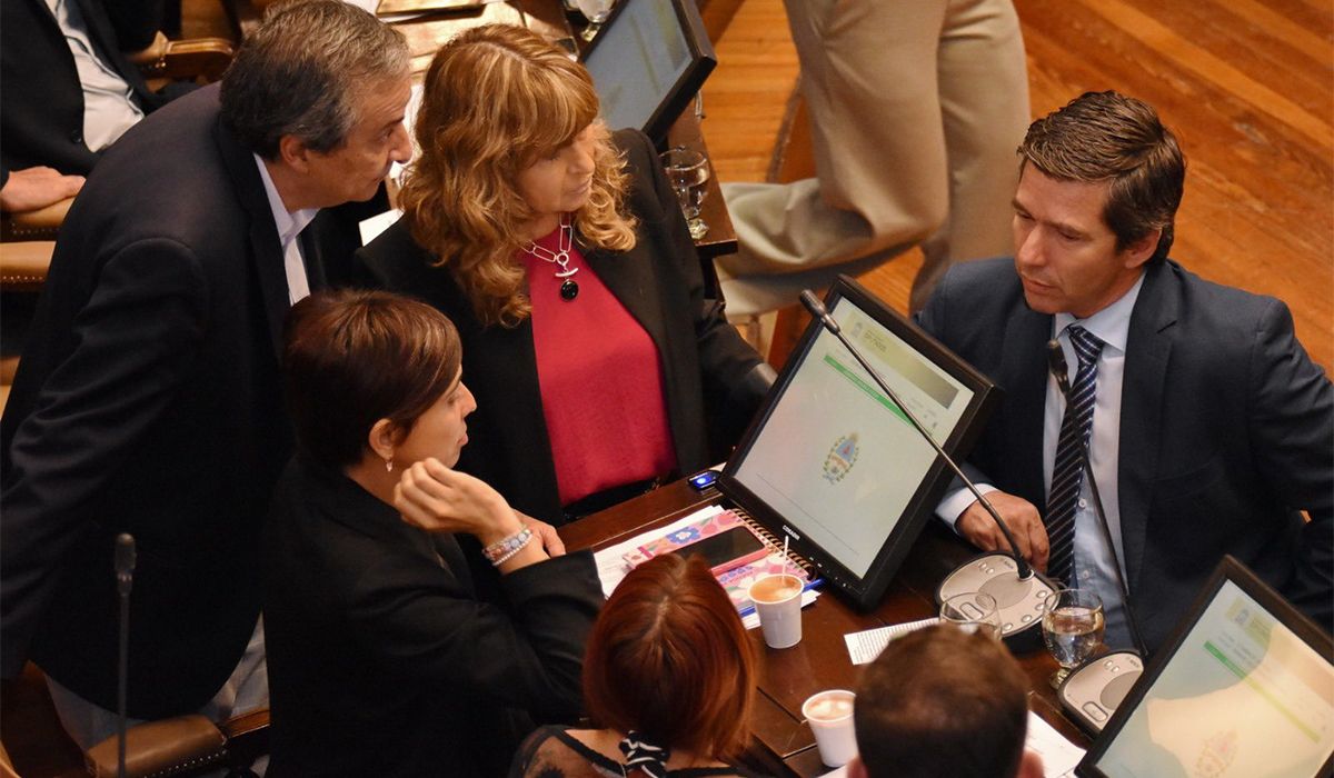 La Cámara de Diputados será la primera en tratar la ratificación de la adenda que modifica el uso de los fondos que iban a destinarse para Portezuelo del Viento. La Cámara de Diputados será la primera en tratar la ratificación de la adenda que modifica el uso de los fondos que iban a destinarse para Portezuelo del Viento.