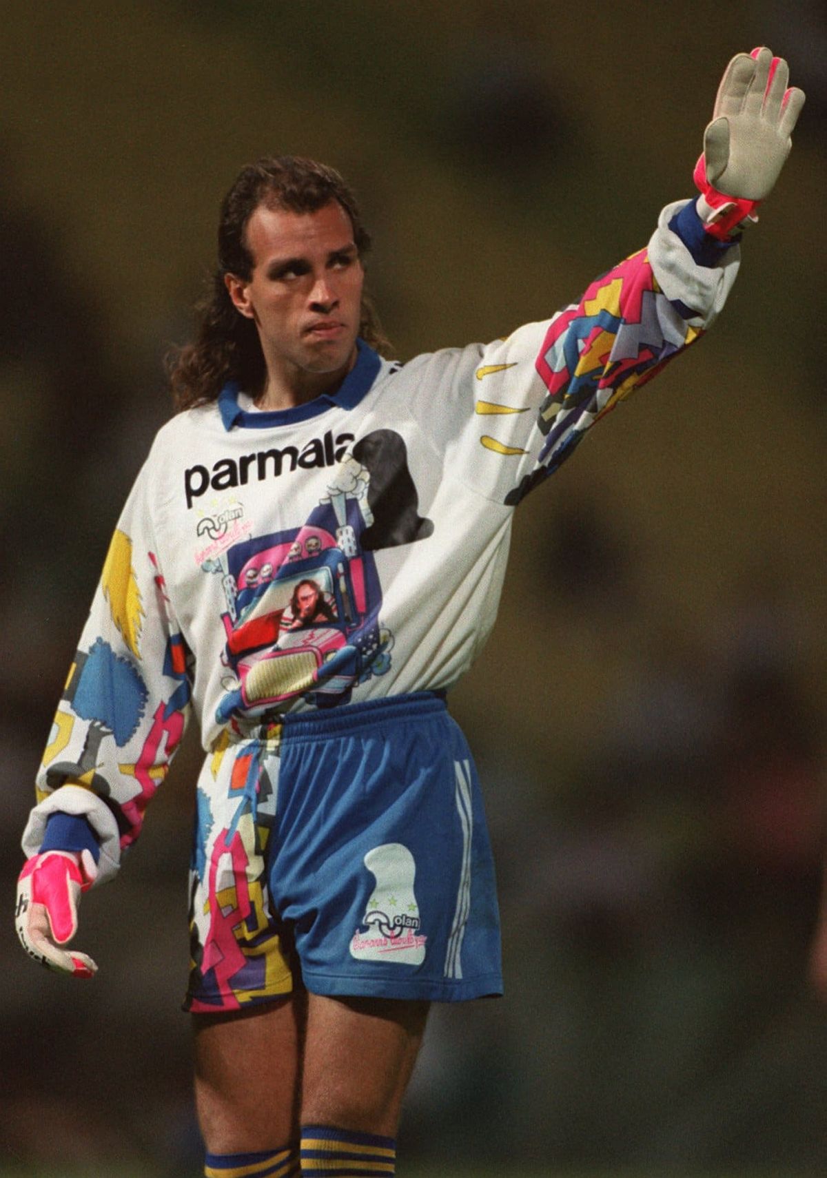 El Mono y su emblemático buzo custodiando el arco de Boca. El Mono y su emblemático buzo custodiando el arco de Boca.