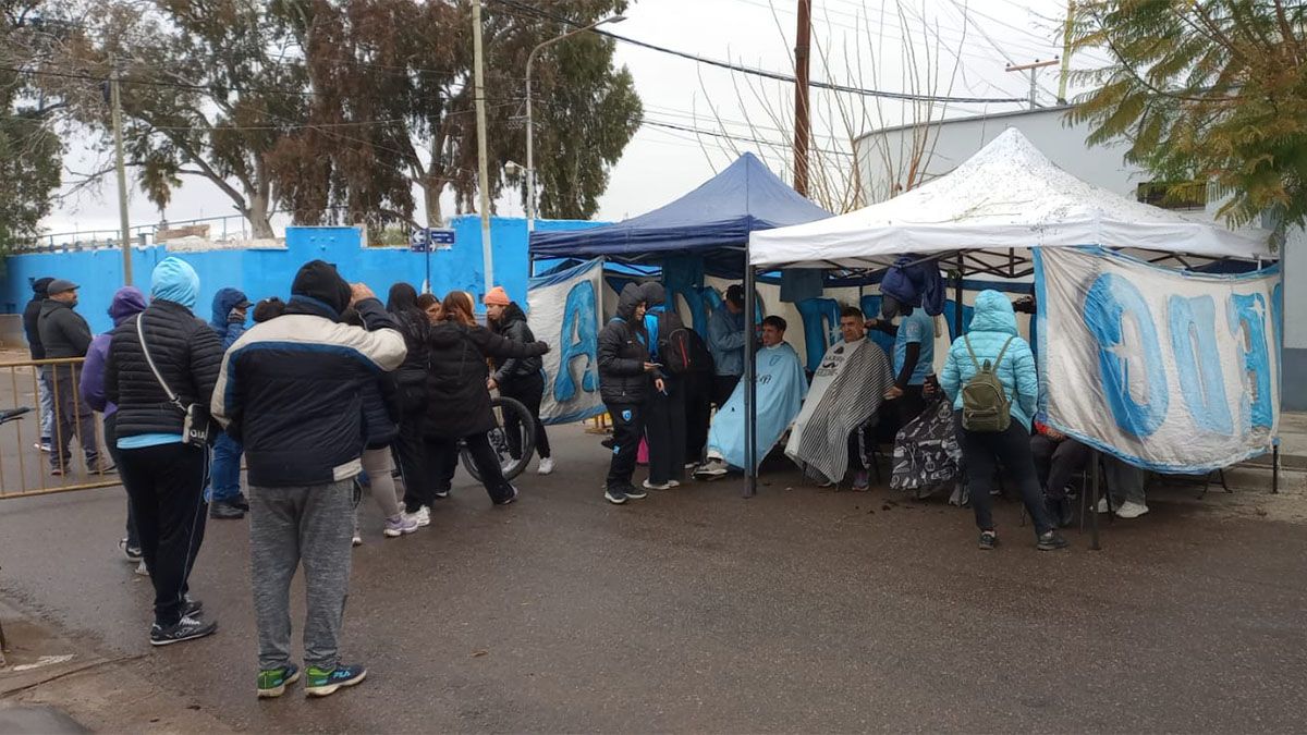 Gutiérrez Sport Club contó con el gran apoyo de sus hinchas.