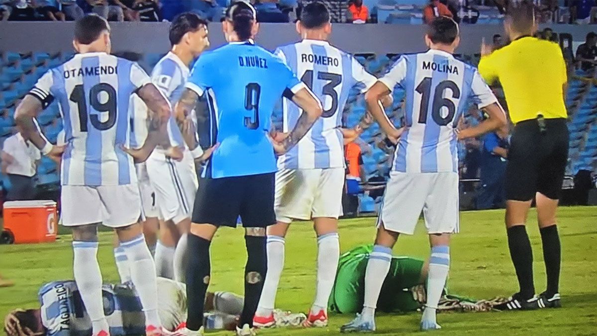 Gran susto en Uruguay vs. la Selección argentina por el choque entre Dibu Martínez y Tagliafico
