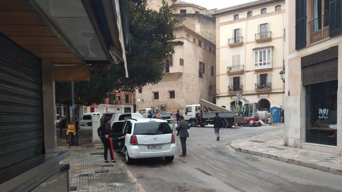 Una modelo fue captada posando desnuda en un balcón