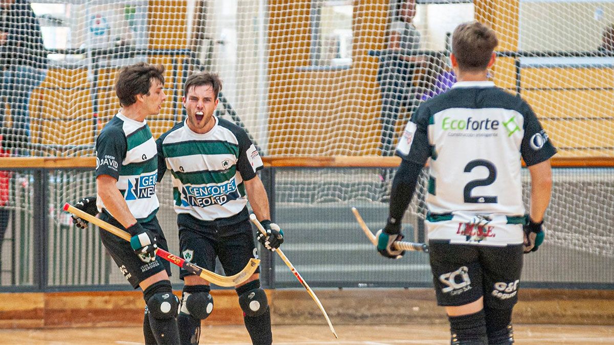 Mauro Parisi, Juan Cruz Tamborindegui y Renzo De la Reta festejan uno de los goles de Banco Mendoza ante Murialdo.&nbsp;