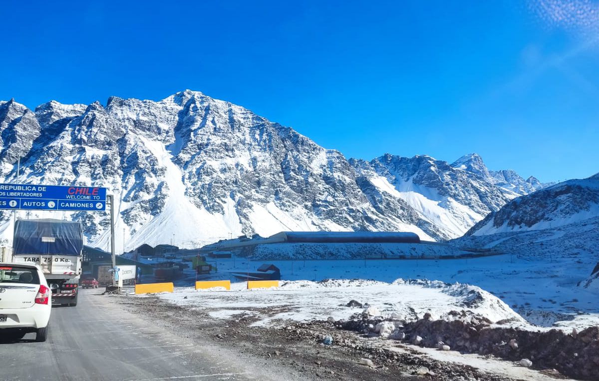 Hay largas colas de camiones para ingresar a Chile. Hay largas colas de camiones para ingresar a Chile.