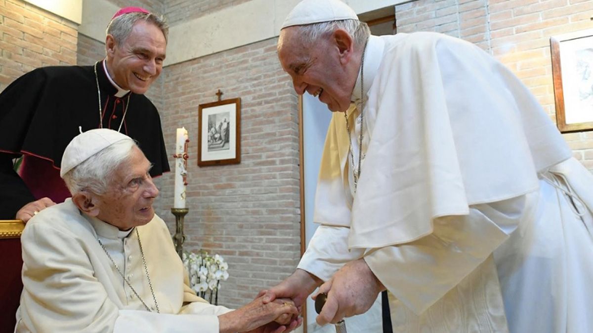 Se agravó la salud de Benedicto XVI y el papa Francisco pidió orar por él