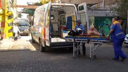 La mujer que cayó dos veces del edificio de la Liga Mendocina de Fútbol es atendida por el Servicio Coordinado de Emergencia. Foto gentileza.