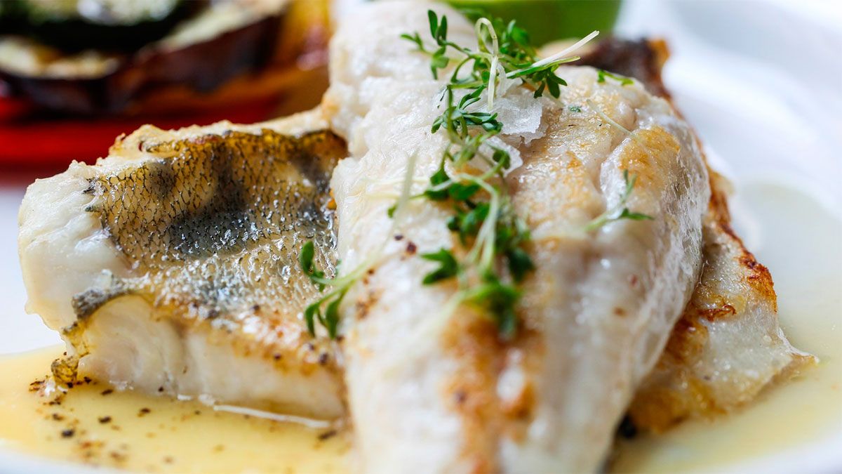 Cómo hacer merluza al roquefort con papas rústicas: la receta de Semana Santa para toda la familia