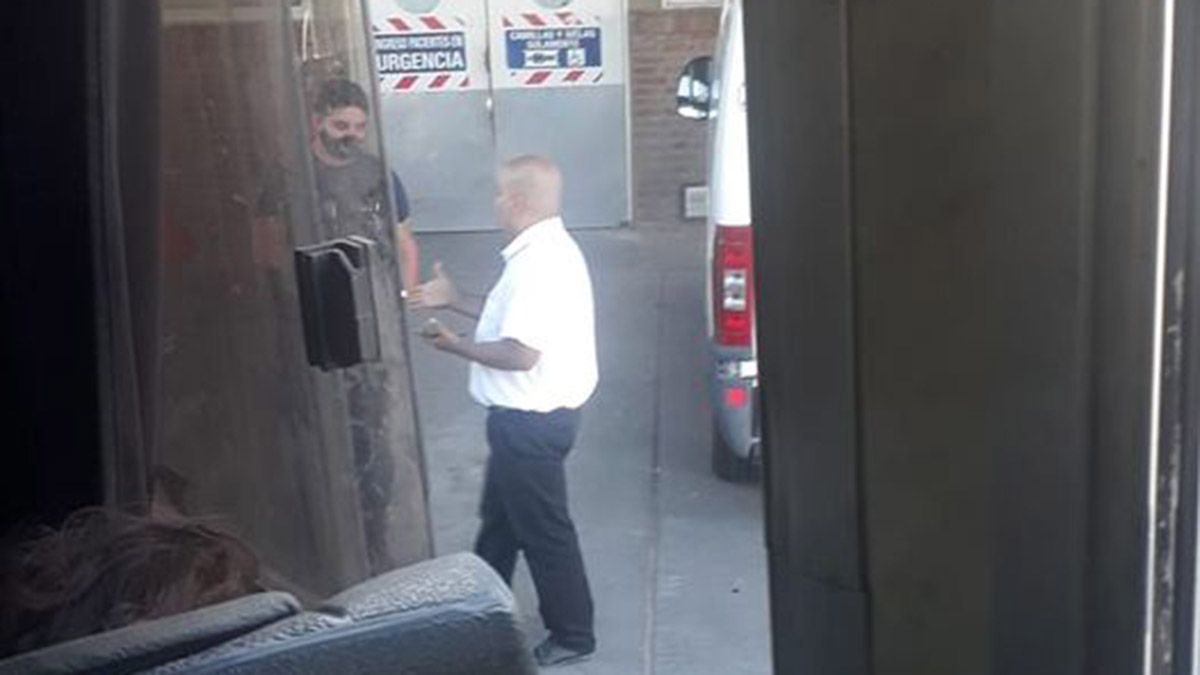 Con micro y todo, un colectivero fue hasta el hospital para hacer atender a una pasajera 