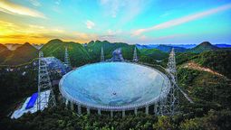 El Radiotelescopio Esférico de Apertura de Quinientos Metros de China, situado en el condado de Pingtang, provincia de Guizhou, ha convertido al lugar en un destino popular para los viajes de estudio de astronomía. PARA USO DE CHINA DAILY