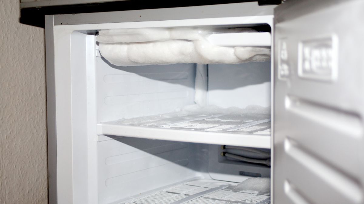 El congelador tiende a llenarse de hielo, lo que impide que la heladera funciona correctamente. El congelador tiende a llenarse de hielo, lo que impide que la heladera funciona correctamente.