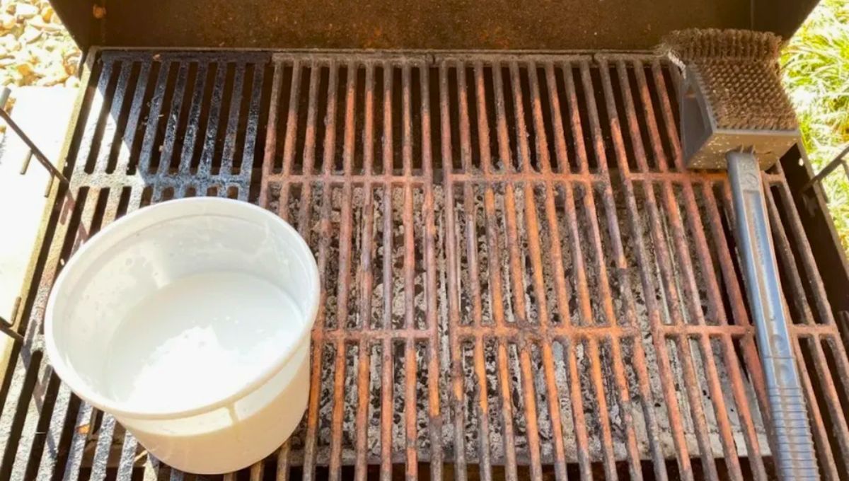 Cómo revivir una parrilla oxidada usando un poco de papel aluminio: truco casero y efectivo