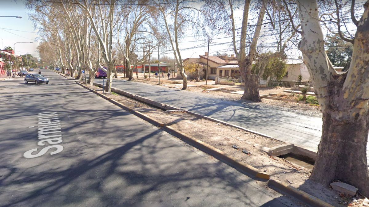 En este sector del carril Sarmiento, casi esquina Los Damascos, José Luis Camisay sufrió un accidente fatal cuando cayó de su moto, golpeó su cabeza y murió en el lugar.