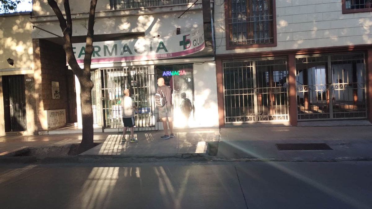 Los pesquisas buscan cámaras de seguridad en la zona que hayan captado a los autores del robo. Los pesquisas buscan cámaras de seguridad en la zona que hayan captado a los autores del robo.