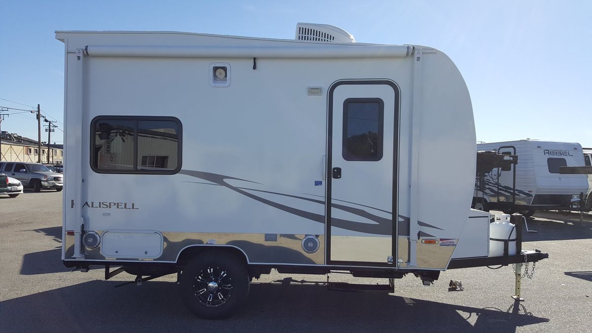 El tamaño pequeño de esta casa rodante la hace ideal para viajes cortos. El tamaño pequeño de esta casa rodante la hace ideal para viajes cortos.