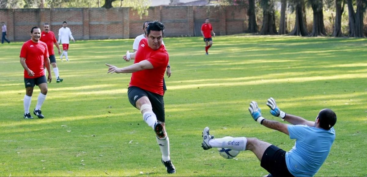 Un hombre jugaba un picadito recibió un pelotazo en el estómago y murió.