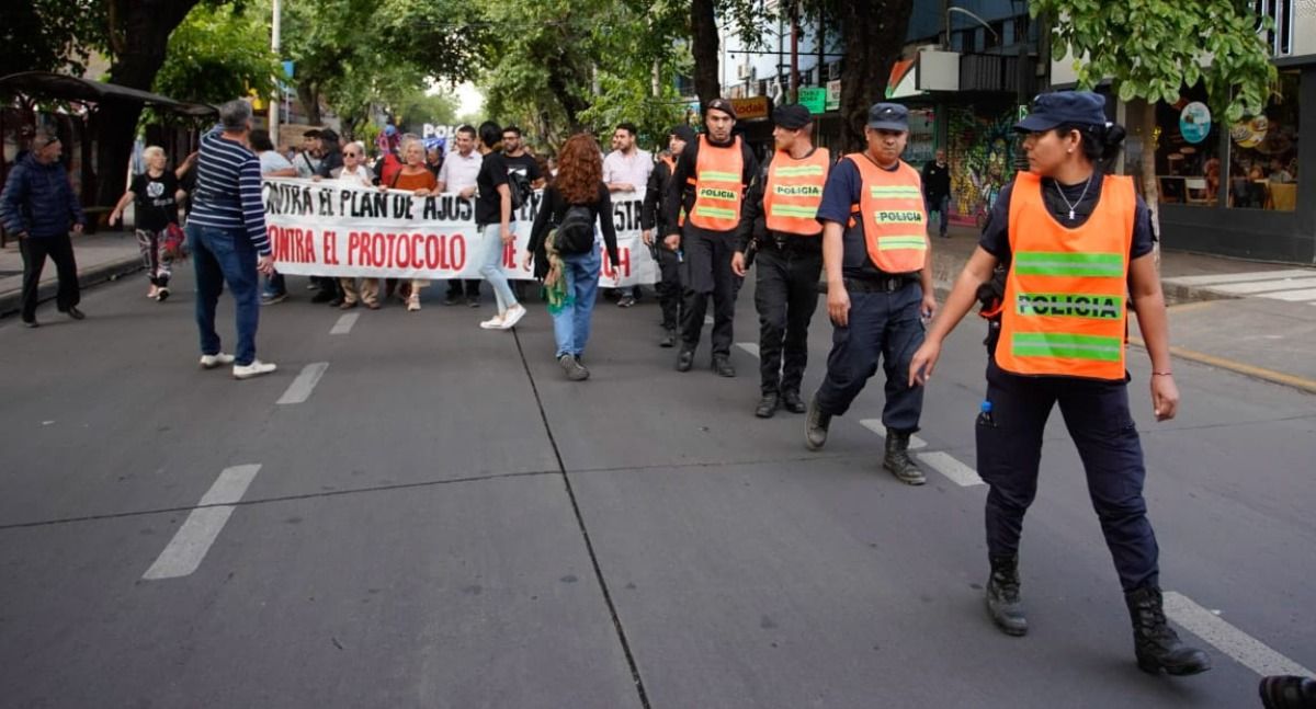 El pasado 20 de diciembre, la primera marcha en el centro mendocino tras la asunción de Milei ocupó sólo media calzada. El pasado 20 de diciembre, la primera marcha en el centro mendocino tras la asunción de Milei ocupó sólo media calzada.