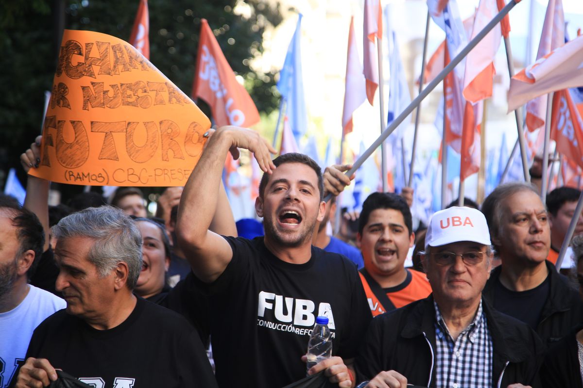 Docentes, académicos, rectores y distintos sectores de la política marchan en defensa de la educación pública. Docentes, académicos, rectores y distintos sectores de la política marchan en defensa de la educación pública.
