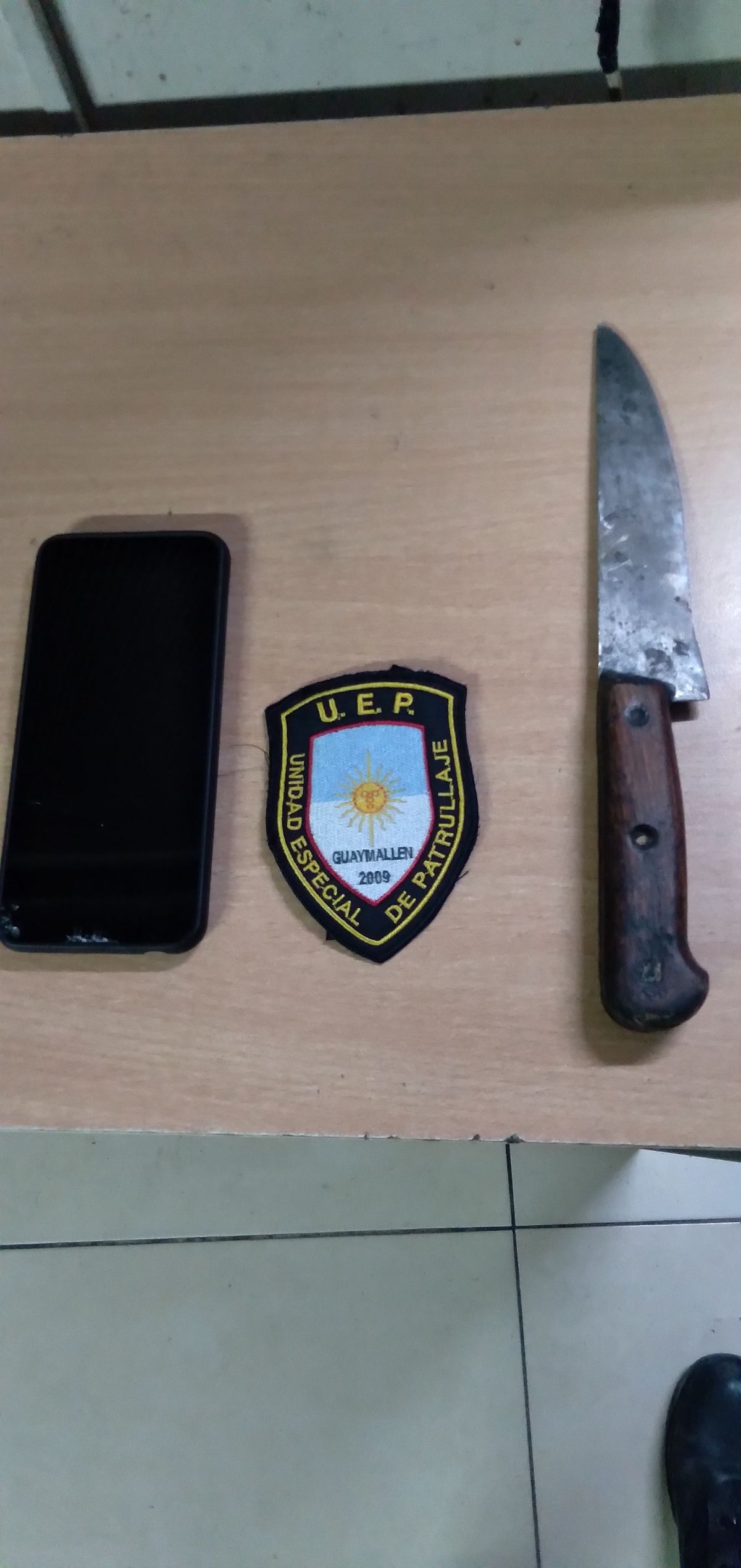 La Policía le secuestro un cuchillo de 30 cm de largo la hoja y el celular que le había robado.
