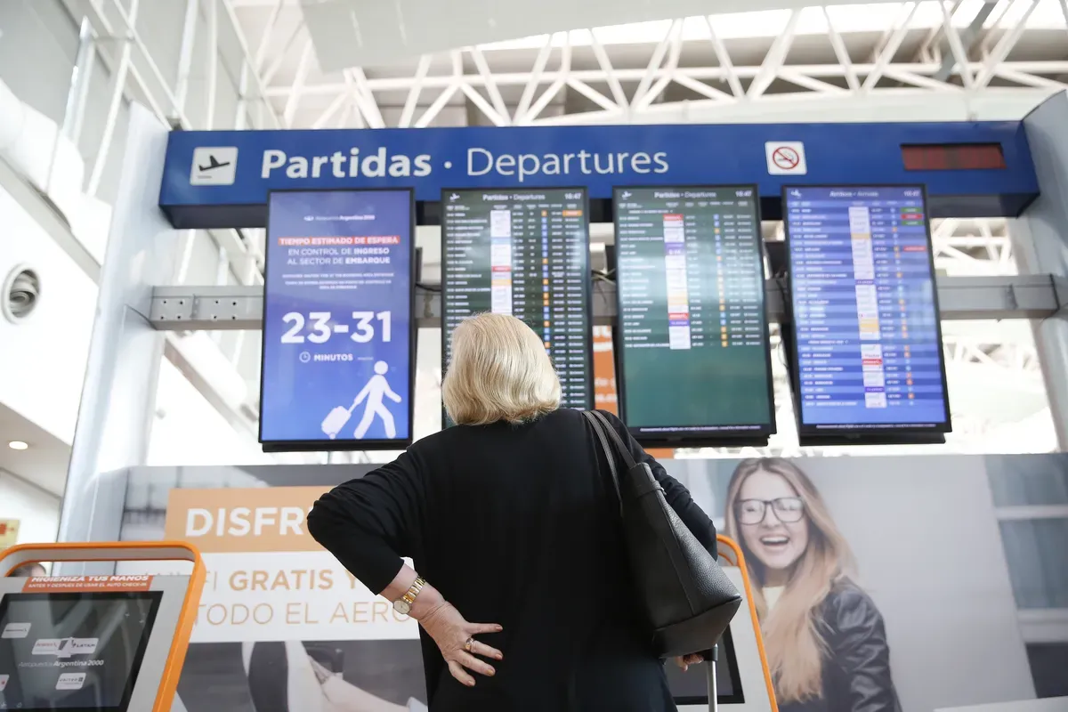 Hasta el 7 de mayo de 2025, los inmigrantes podrán viajar con licencia de conducir estatal o un pasaporte de su país extranjero. Hasta el 7 de mayo de 2025, los inmigrantes podrán viajar con licencia de conducir estatal o un pasaporte de su país extranjero.