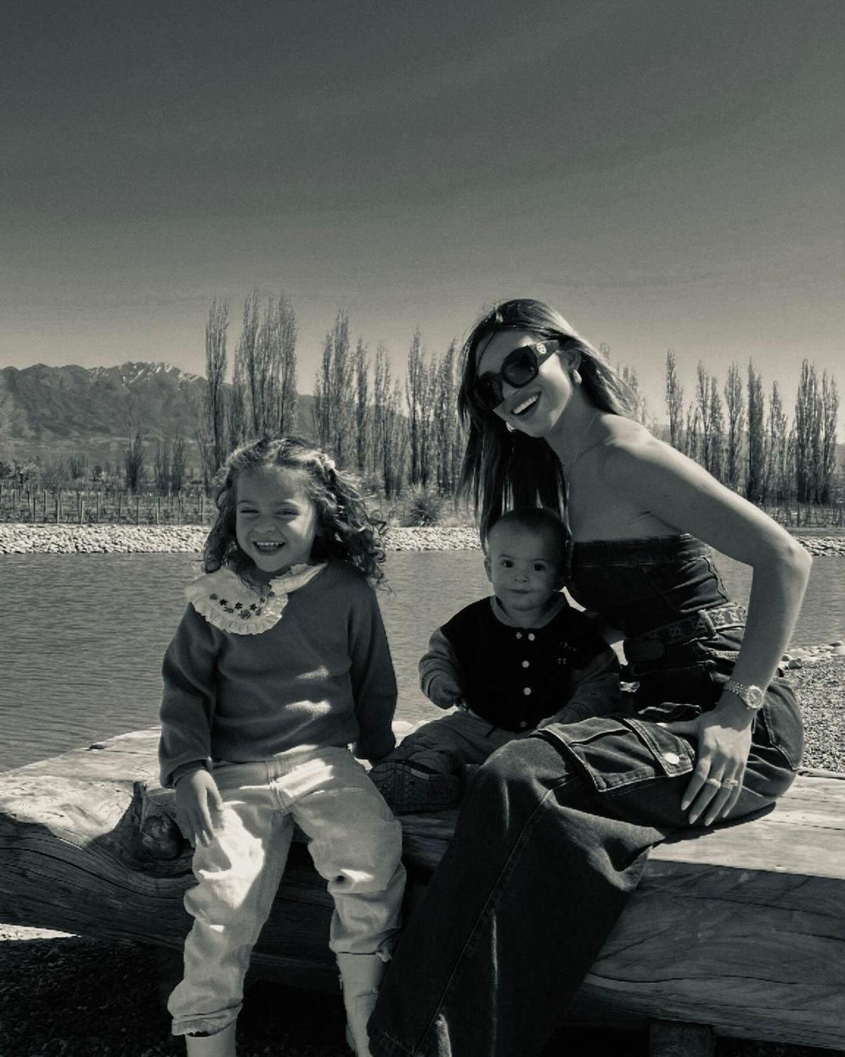 Agustina Gandolfo pasó una tarde entre viñedos con sus hijos Nina y Theo. Agustina Gandolfo pasó una tarde entre viñedos con sus hijos Nina y Theo.