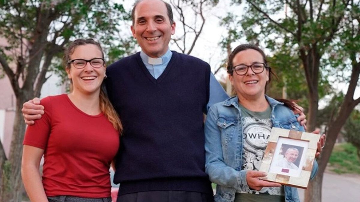 Candela Giarda, la joven curada que hoy tiene 21 años, su madre Roxana y el sacerdote de Paraná, José Dabusti, felices por la beatificación de Juan Pablo I