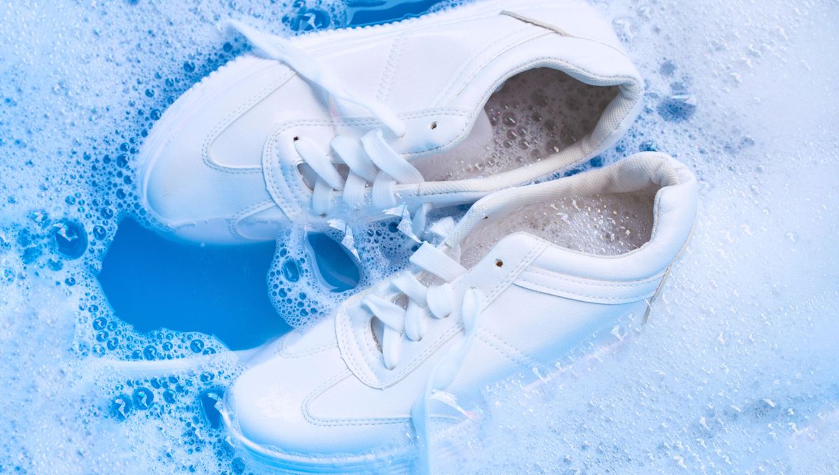 Te explico por qué deberías sumergir tus zapatillas en agua con vinagre. 