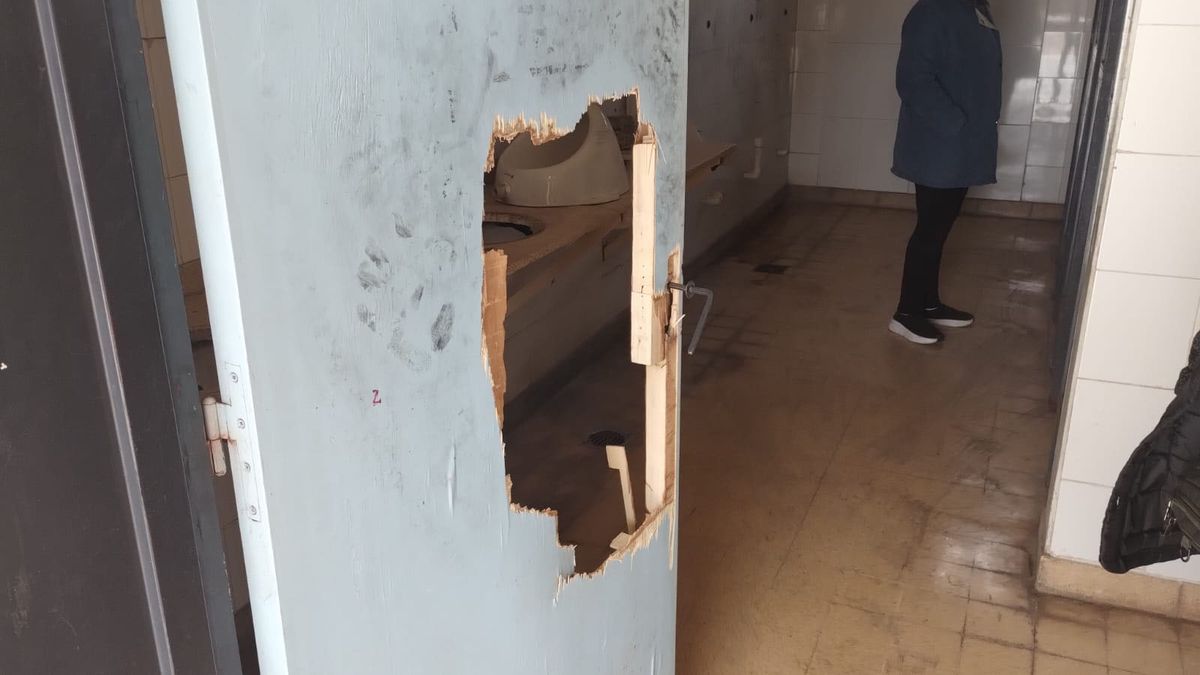Los ladrones destrozaron una de las puertas para acceder al baño. Los ladrones destrozaron una de las puertas para acceder al baño.