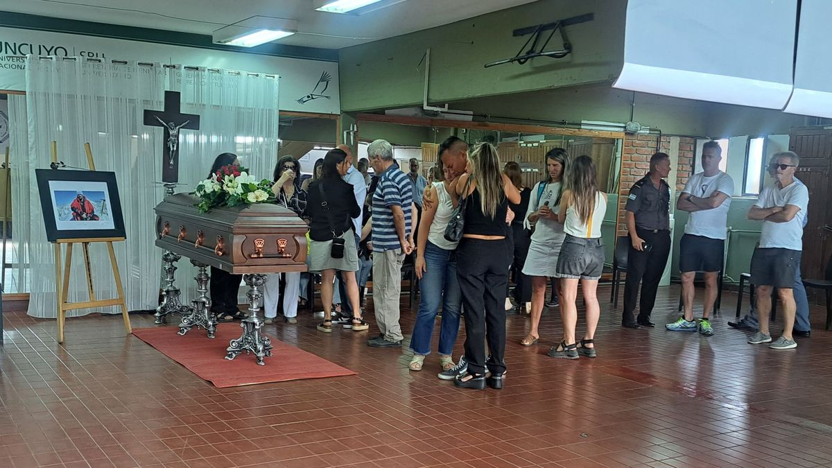 Familia, amigos y allegados dan su último adiós an andinista mendocino Ignacio Lucero, quien murió en una expedición en el cerro Marmolejo, en Chile.