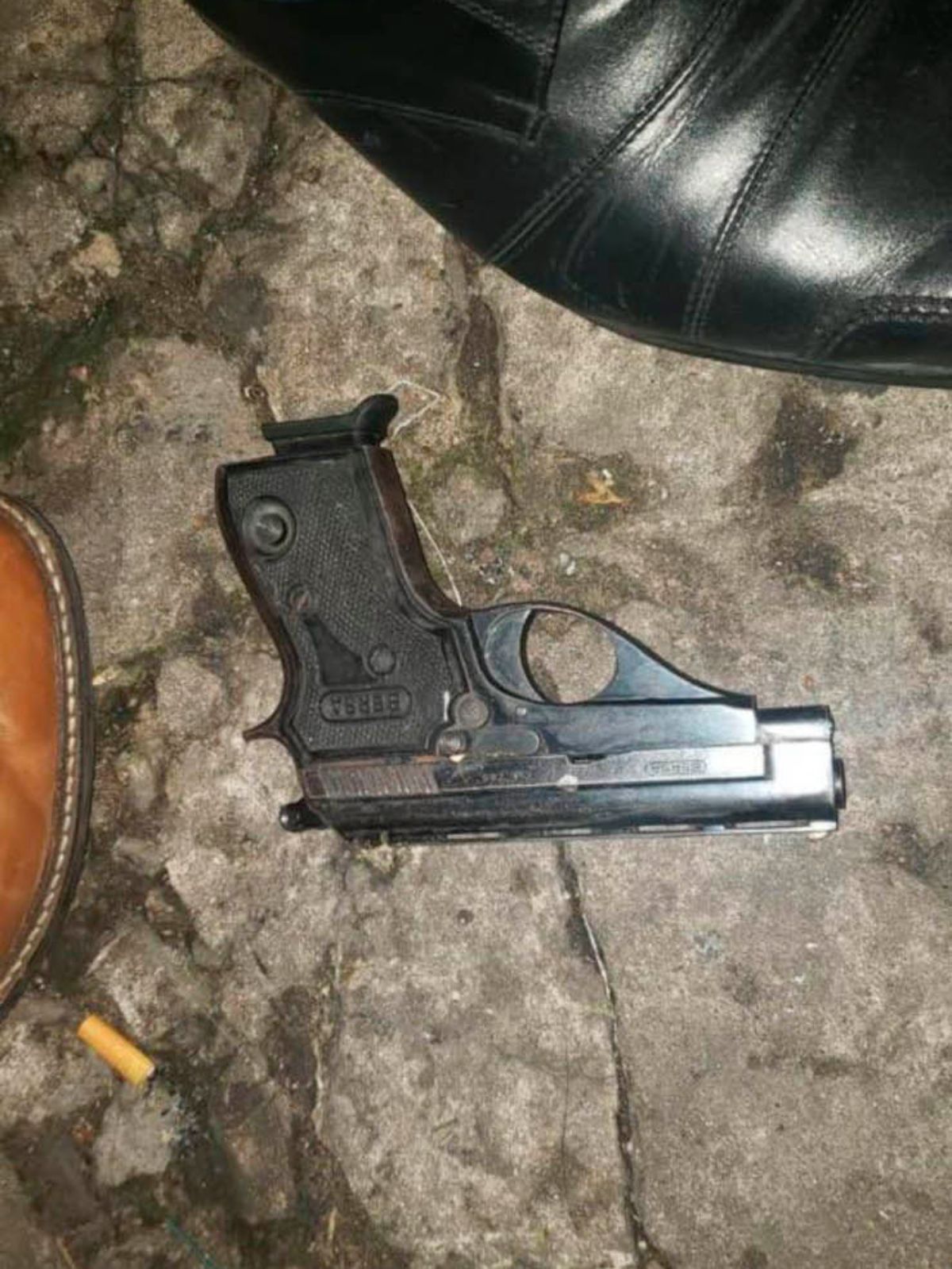 Así fue encontrada el arma con que se intentó agredir a la vicepresidenta, en el barrio de Recoleta, en la ciudad de Buenos Aires.