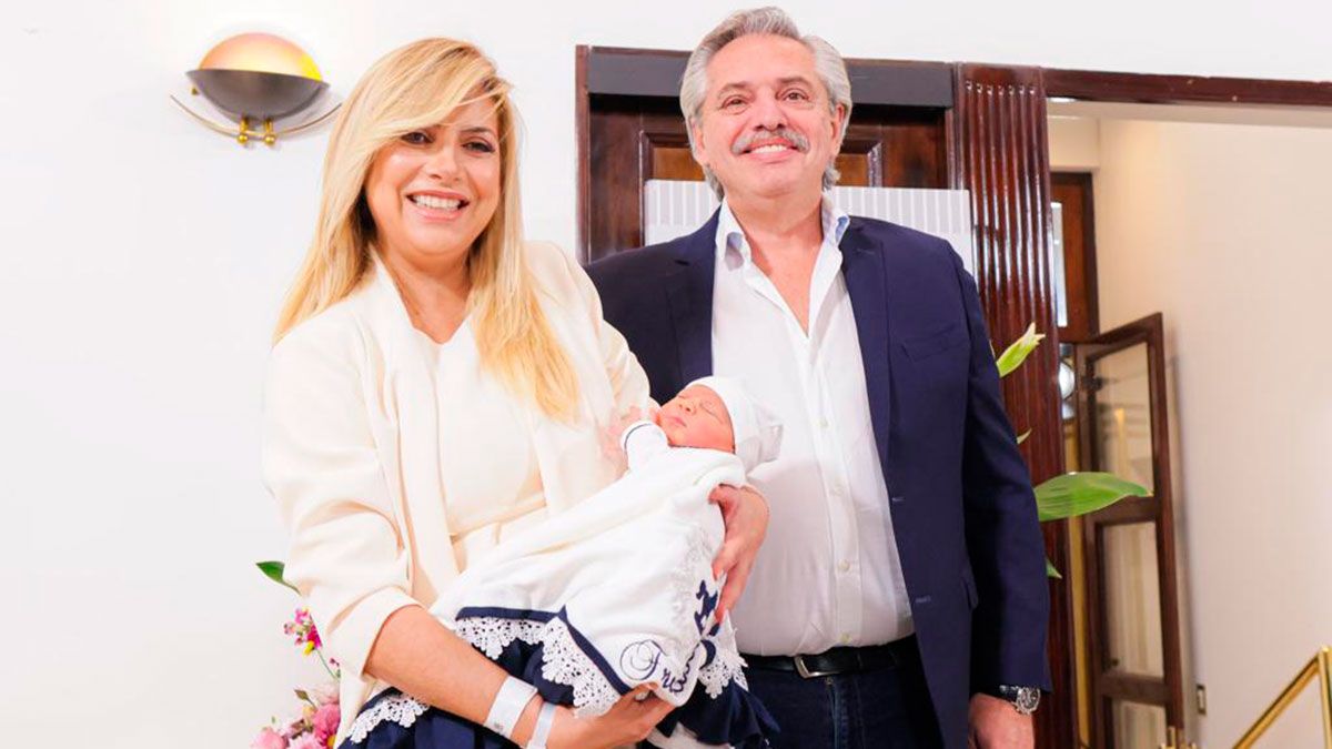 Fabiola Yañez y Alberto Fernández presentando a su hijo. Fabiola Yañez y Alberto Fernández presentando a su hijo.