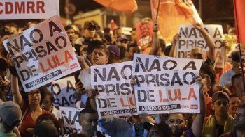Máxima tensión en Brasil: se negocia la entrega de Lula a la Policía Federal