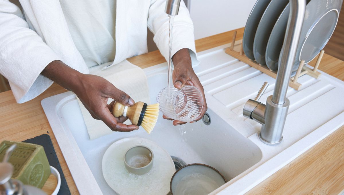 Lavar vasos. Lavar vasos.