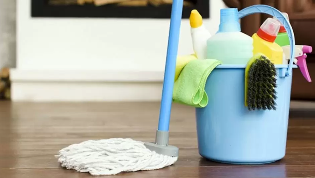 El infalible truco con vinagre para limpiar la mopa y dejarla como nueva