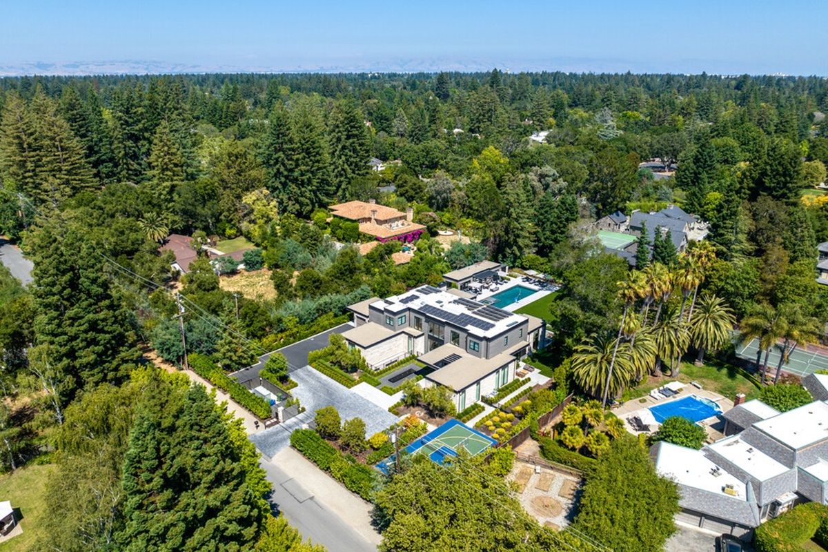 Si quieres sumergirte en un pueblo repleto de villas de lujo y mansiones, Atherton es ideal.