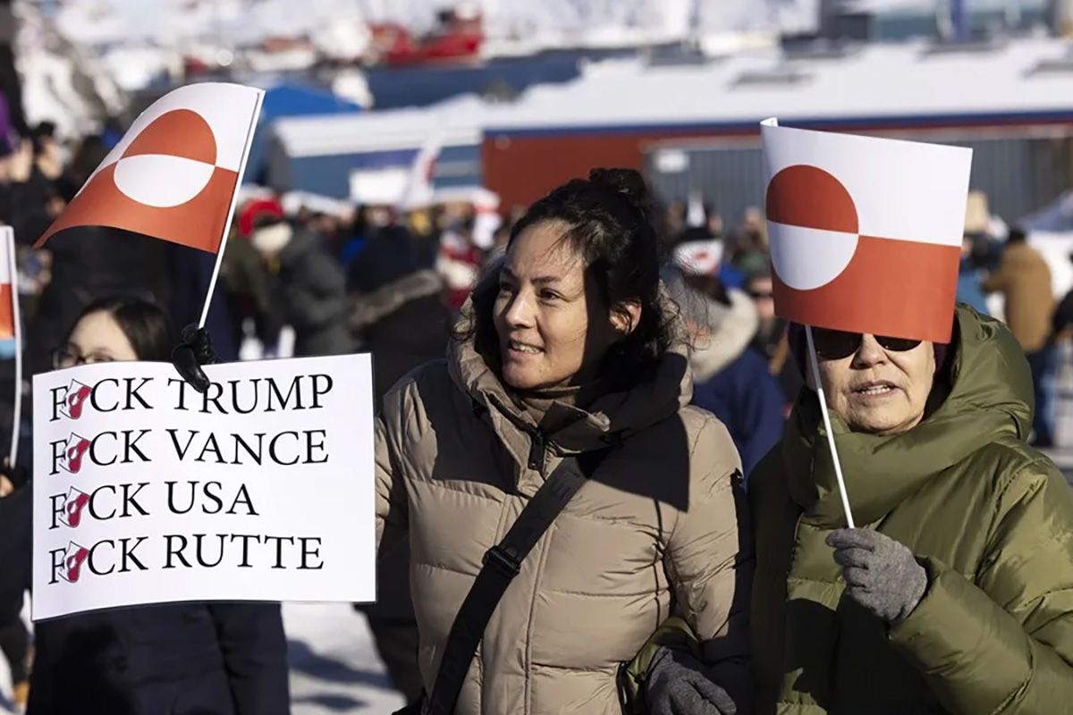 Personas en Groenlandia muestran mensajes en contra del plan de Donald Trump de hacerse con el control de la isla. Crédito: EFE/Christian Klindt.