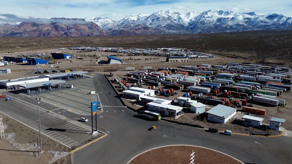 Ya hay casi 700 camiones esperando que se reabra el paso a Chile.