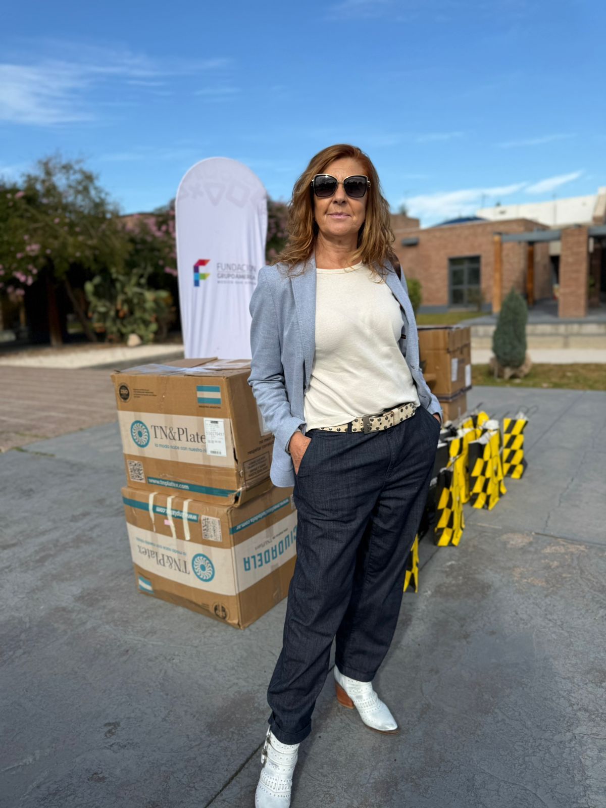 Sabrina Cadelago, directora de la Asociación AMA, en las instalaciones de Grupo América, recibiendo la donación de 88 pares de zapatillas donadas por Vaypol que serán destinadas a escuelas albergues de Lavalle. Sabrina Cadelago, directora de la Asociación AMA, en las instalaciones de Grupo América, recibiendo la donación de 88 pares de zapatillas donadas por Vaypol que serán destinadas a escuelas albergues de Lavalle.