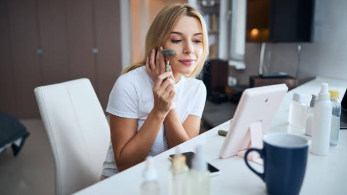 Realizar masajes con tu rodillo ayuda a drenar mejor la zona y mejorar el aspecto de tu piel, además te ayudará a reducir las bolsas. Realizar masajes con tu rodillo ayuda a drenar mejor la zona y mejorar el aspecto de tu piel, además te ayudará a reducir las bolsas.