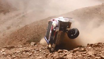 Espectacular vuelco en el Dakar, de la manera menos pensada