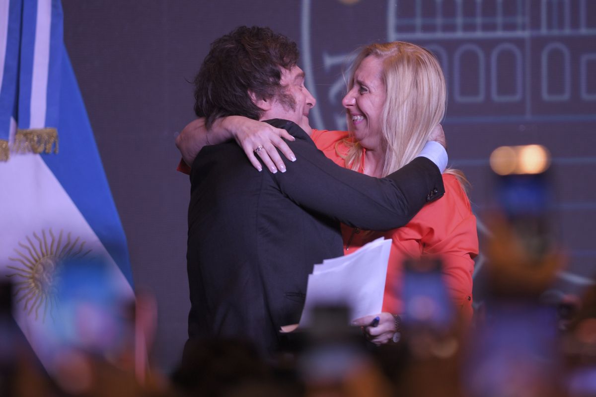 Milei junto a su hermana Karina, a quien llama "el jefe". Milei junto a su hermana Karina, a quien llama "el jefe".