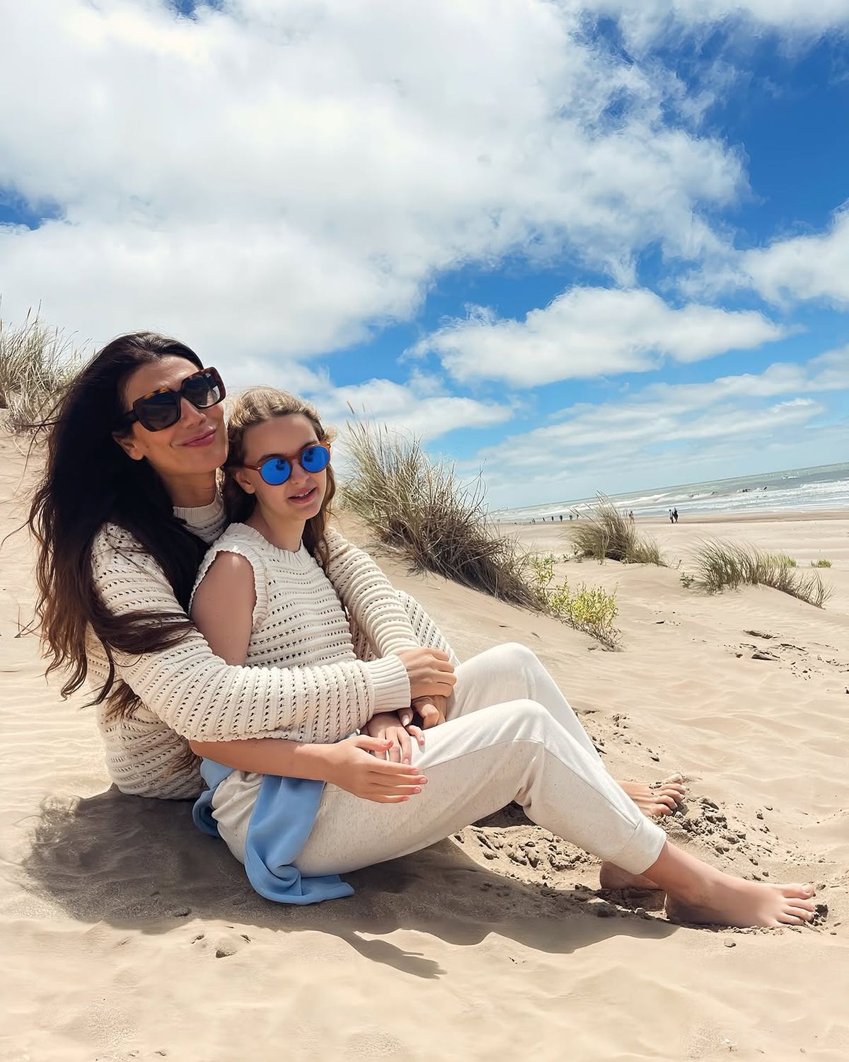 Desde Mar de las Pampas, Florencia de la V confirma que es la reina de los pantaloncitos off-white. Desde Mar de las Pampas, Florencia de la V confirma que es la reina de los pantaloncitos off-white.