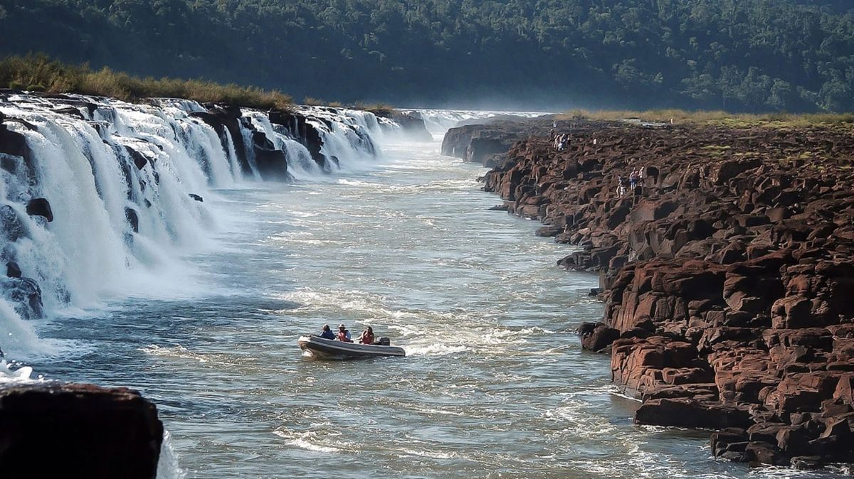 Hay otras Cataratas del Iguazú que deslumbran a los turistas en el norte argentino