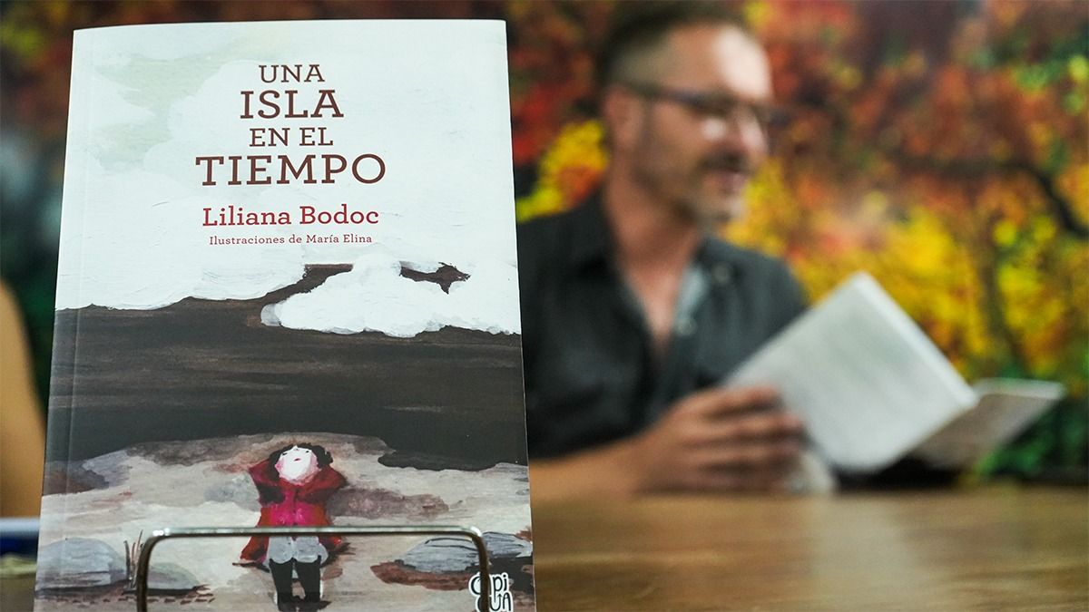Una Isla en el Tiempo es el libro inédito y póstumo de Liliana Bodoc que se presentó en Mendoza. Una Isla en el Tiempo es el libro inédito y póstumo de Liliana Bodoc que se presentó en Mendoza.